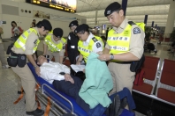 During the simulation, the St John Ambulance team and airport staff 
take a passenger who suddenly feels unwell to the nearby first-aid station for further treatment.